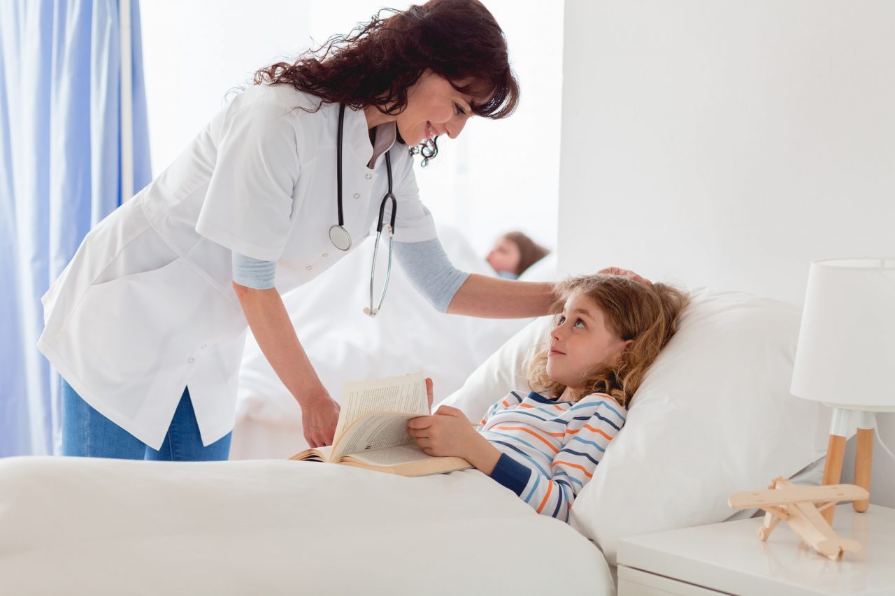Profesional de salud acompañando a una niña durante sus cuidados