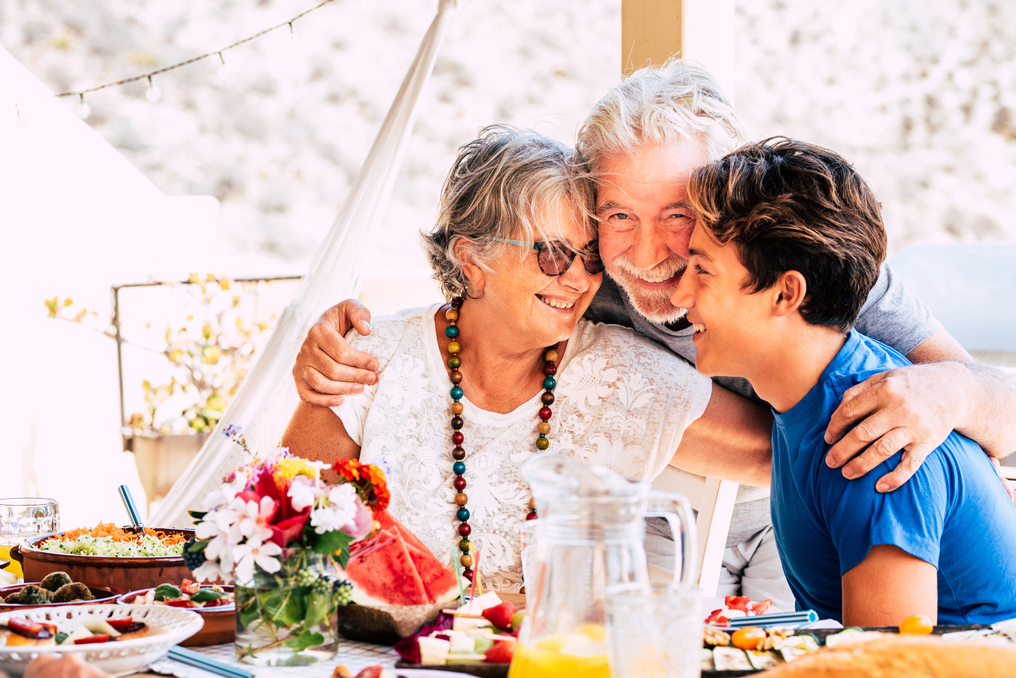 Familia de distintas generaciones compartiendo un momento de afecto